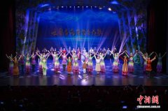 大型音舞诗《吐鲁番的葡萄会唱歌》在重庆演出